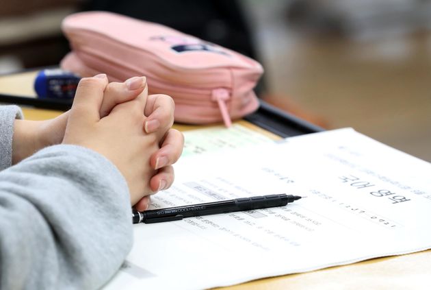 2019년 전국연합학력평가 치러진 4일 오전 서울 영등포구 여의도여자고등학교에서 한 학생이 시험 시작 전 두 손을 모으고 있다.