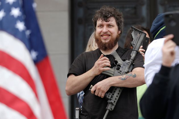 19일 워싱턴: 라이플 총을 들고 참가한 집회 참가자