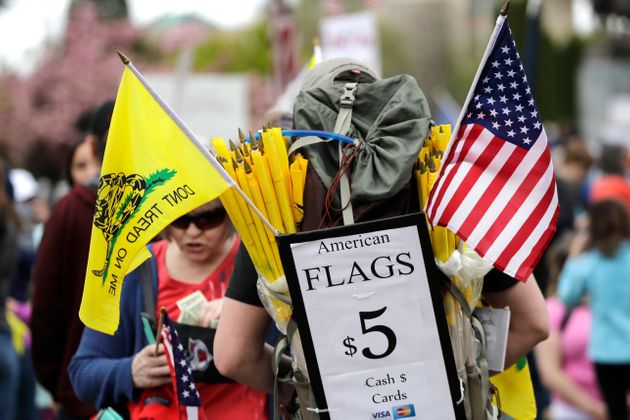 19일 워싱턴: 한 참가자가 '나를 짓밟지 마라'라 쓰인 깃발을 판매하고 있다