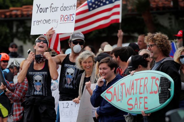 19일 캘리포니아 엔시니타스: '당신의 공포가 내 권리를 박탈할 수 없다' '소금물은 안전하다 (뒷면-서핑을 허가하라)'
