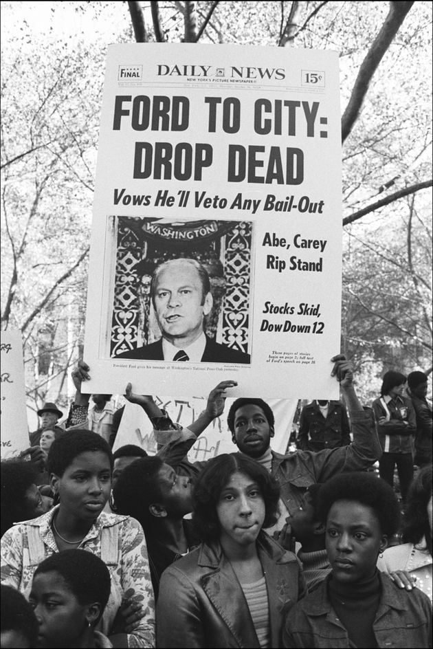 연방 정부의 재정 지원을 촉구하는 시위에 등장한 뉴욕데일리뉴스의 1면. 뉴욕, 미국. 1975년 11월11일.