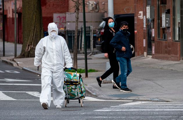 식료품 구입에 나선 한 시민이 보호복과 고글 등을 착용한 모습. 뉴욕, 미국. 2020년 4월20일.