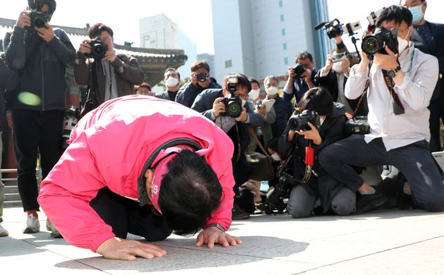 황교안 미래통합당 종로구 후보가 4월 14일 서울 종로구 보신각앞에서 기자회견을 마치고 지지를 호소하며 큰절을 하고 있다.