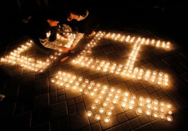 2011년 '어스아워'를 앞둔 서울 남산의 N서울타워 앞에서 참가자들이 불이 꺼진 후 하늘에서 보이도록 촛불로 글자를 만들고 있다