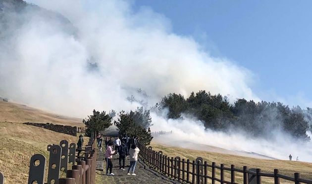 23일 오후 화재가 발생했던 제주 성산일출봉 잔디광장에서 관광객들이 하산하고 있다. 소방당국은 화재 발생 약 약 30분만에 화재를 진압했다. 
