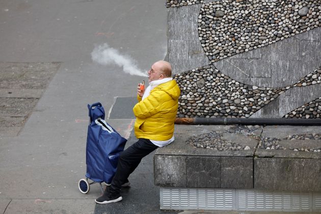 프랑스 파리에서 흡연 중인 남성. 2020. 3. 22.