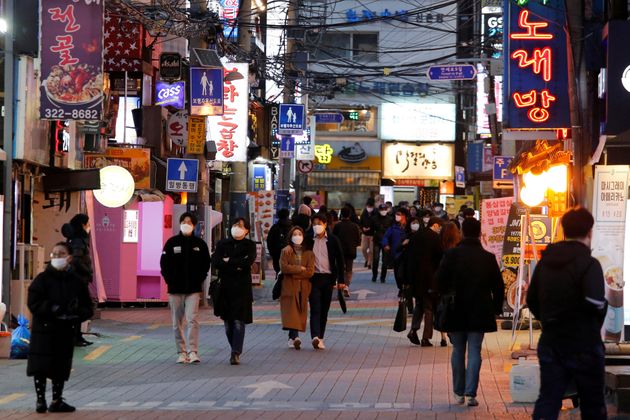 마스크를 착용한 시민들이 서울 시내의 한 골목을 걷고 있다. 2020년 4월22일.