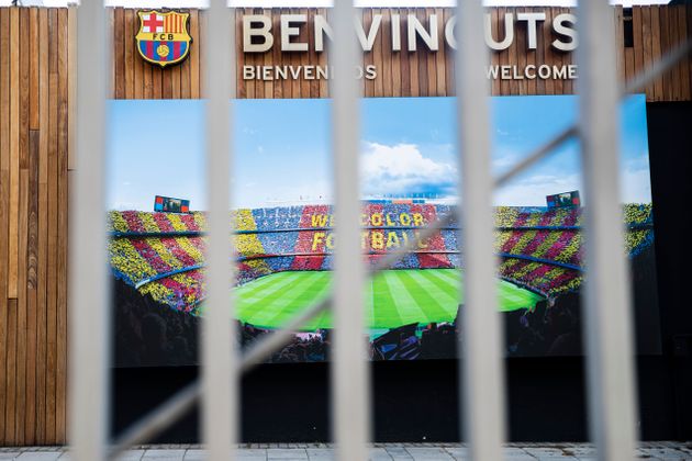 스페인 라리가 FC바르셀로나의 홈 경기장 캄 노우의 문이 굳게 닫혀있다. 2020년 3월20일.