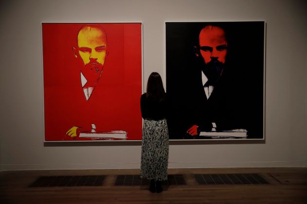 앤디워홀의 '레닌의 초상화'(Lenin), 1986, 를 바라보고 있는 관람객