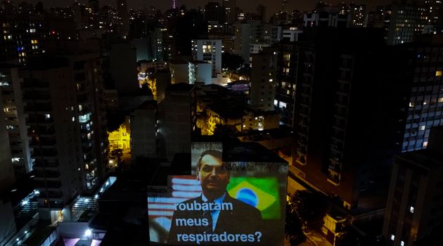 브라질 시민들은 정부의 코로나19 대응을 비판하며 자택 창문 밖에서 냄비 등을 두드리며 시끄러운 소리를 내는 시위를 벌이고 있다. 사진은 자이르 보우소나루 대통령을 비판하는 문구가 벽에 새겨진 모습. 상파울루, 브라질. 2020년 4월16일.