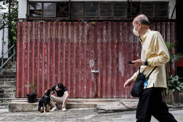 자료사진: 4월14일 락다운 상태인 홍콩에서 한 시민이 임시보호 중인 강아지와 산책 중인 모습