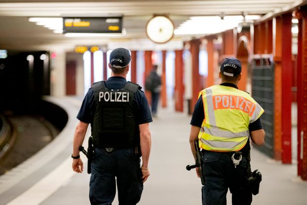 독일 베를린의 지하철을 순찰 중인 경찰들. 2020. 4. 9. (자료사진)
