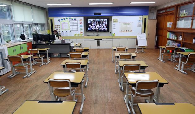 4월20일 서울 용산구 용산초등학교 1학년 교실에서 교사가 원격으로 입학식을 진행하고 있다. 이날 초등 1∼3학년 137만여명이 3차 온라인 개학을 시작해 전국 초·중·고교생 535만명이 모두 원격수업을 받게 됐다.