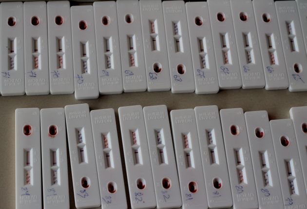 인도 동부 오리사주의 주도 부바네슈와르 보건 당국이 수집한 항체 기반 신속진단키트의 모습. 2020년 4월20일.