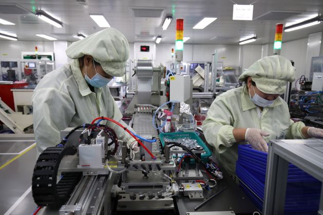 한국산 코로나19 검사 키트를 생산 중인 근로자들.