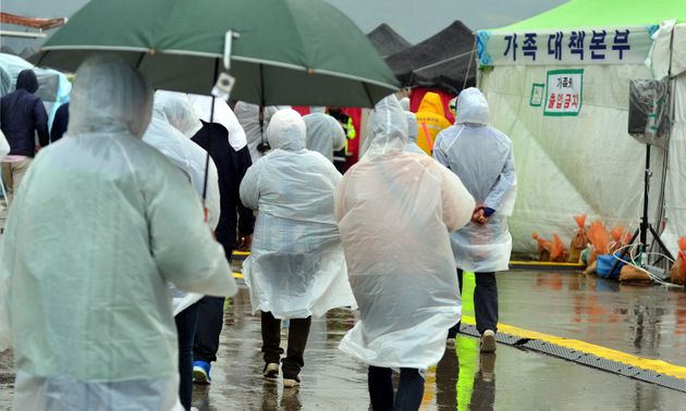 세월호 여객선 침몰사고 29일째인 14일 오후 단원고 유가족들이 실종자 가족을 위로하기 위해 전남 진도군 팽목항에 들어오고 있다. 2014.5.14
