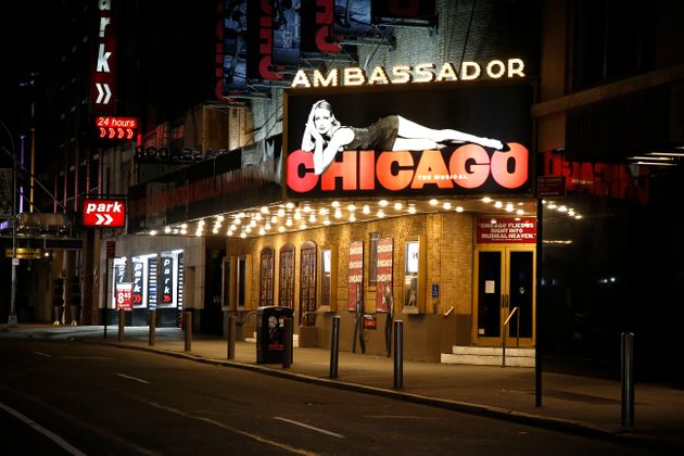 3월 중순부터 일제히 폐쇄된 미국 뉴욕 브로드웨이의 극장들은 최소한 6월까지는 문을 열지 않을 예정이다.