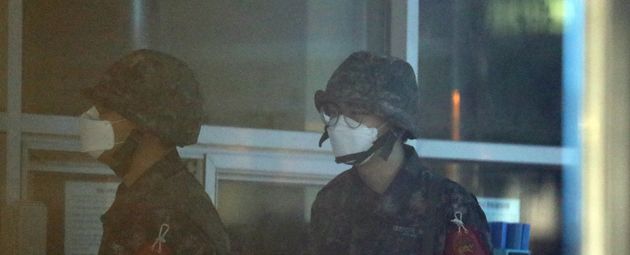 제주에서 처음으로 신종 코로나 바이러스 감염증(코로나19) 1차 양성자가 발생한 해군부대에서 마스크를 착용한 군인들이 근무를 서고 있다. 2020.2.20/뉴스1