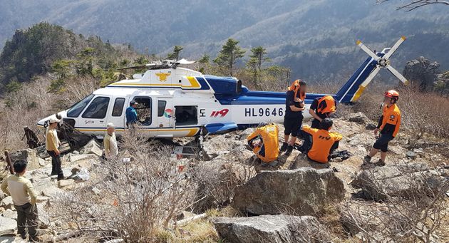 1일 낮 12시7분쯤 경남 지리산 천왕봉 정상 인근에서 심정지 등산객 구조를 위해 출동한 경남소방본부 헬기 1대가 추락한 모습.