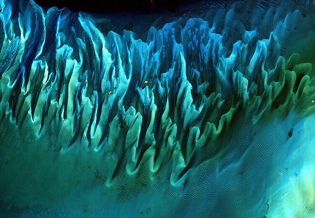 2001년 1월17일 랜드샛 위성에서 본 카리브해 바하마섬 해변.