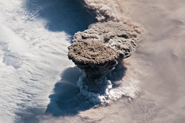 2019년 6월22일 국제우주정거장에서 찍은 쿠릴열도 라이코케섬 화산 폭발 장면.