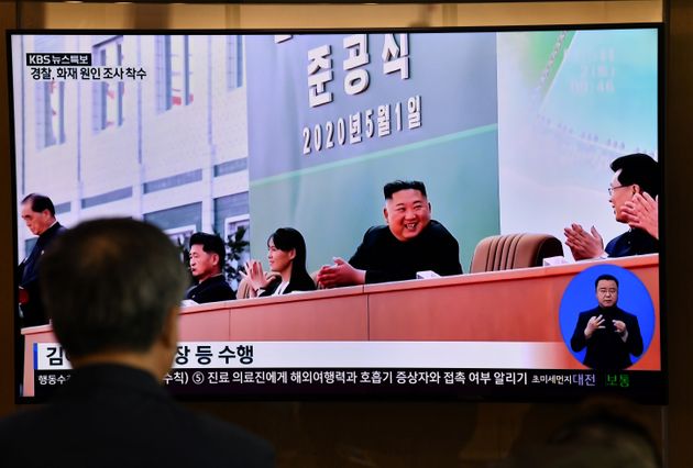 김정은 북한 국무위원장이 공식석상에 모습을 드러냈다는 보도를 한 시민이 지켜보고 있다.