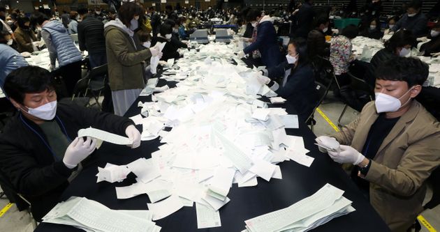 제21대 국회의원선거 투표가 종료된 15일 오후 서울 송파구 올림픽공원 KSPO돔에서 개표사무원들이 투표함을 열어 투표지 분류 작업을 하고 있다. 2020.4.15