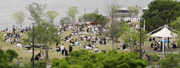 5월 황금연휴 기간 첫 주말을 맞은 2일 오후 서울 영등포구 여의도 한강공원을 찾은 시민들이 봄나들이를 즐기고 있다. 코로나19(신종 코로나바이러스 감염증) 예방을 위한 '사회적 거리두기'는 5월 황금연휴가 끝나는 5일까지 이어진다. 2020.5.2/뉴스1