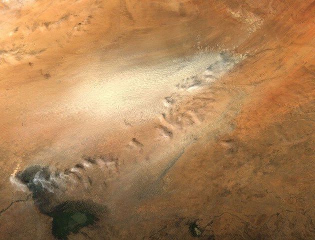 6000년 전 호수였다가 말라붙은 길이 500㎞, 폭 150㎞, 깊이 160m인 사하라 사막 남부의 보델레 함몰지 위성 사진. 연간 100일 동안 모래폭풍이 일어난다.