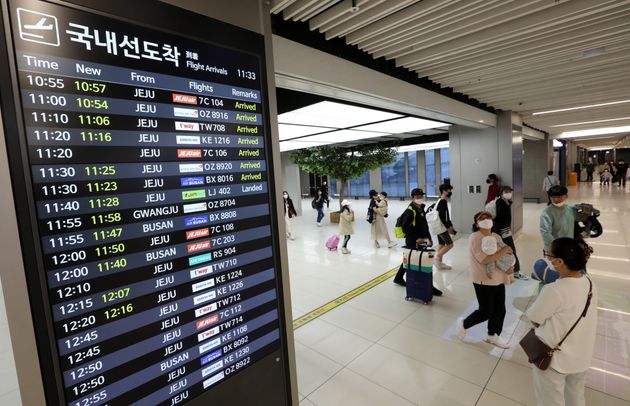징검다리 연휴 마지막 날이자 어린이날인 5일, 여행을 마친 시민들이 김포공항 국내선 청사를 빠져나오고 있다.