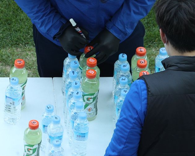 4월23일 인천축구전용경기장에서 열린 인천 유나이티드와 수원FC(K리그2)의 연습경기에서 수원 선수들이 자신의 번호가 새겨진 물병을 찾고 있다.