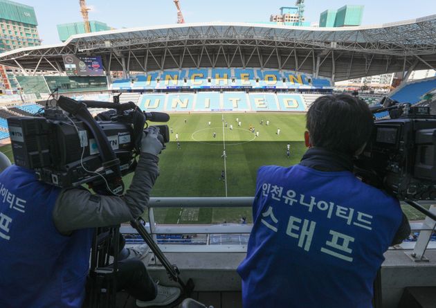 4월23일 인천축구전용경기장에서 열린 인천 유나이티드와 수원FC의 연습경기가 관중 없이 치러지고 있다.