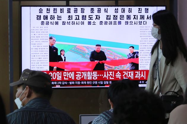 5월2일 서울역에서 20일만에 모습을 드러낸 김정은 관련 보도를 보고 있는 시민들