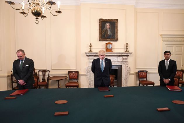 (자료사진) 보리스 존슨 영국 총리(가운데)는 코로나19 대응 실패에 대한 비판을 받아왔다.