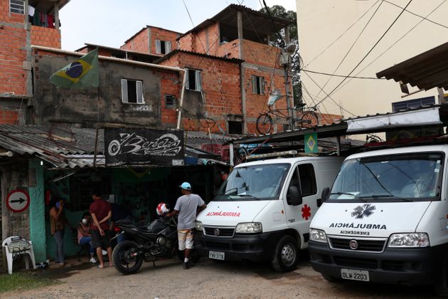 (자료사진) 상파울루 최대 빈민가인 파라이조폴리스. 이곳 주민들이 자체 의료 서비스를 위해 고용한 앰뷸런스가 주차되어 있다. 상파울루, 브라질. 2020년 3월29일.