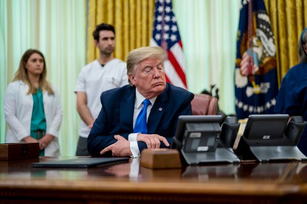도널드 트럼프 미국 대통령이 백악관 오벌 오피스에서 '간호사의 날' 지정 선포 서명을 마친 뒤 기자들과 질의응답을 하고 있다. 2020년 5월6일.