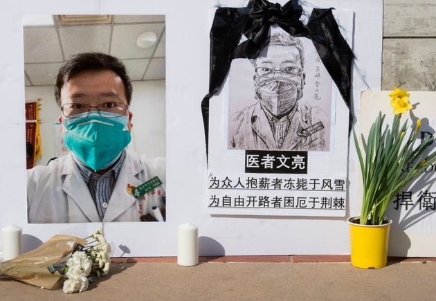 지난해 12월 중국 우한에서 처음으로 코로나19 확산 사태를 외부에 폭로한 의사 리원량. 그는 중국 공안에 체포됐다가 풀려났고, 이후 바이러스에 감염돼 사망했다. 사진은 미국 UCLA(캘리포니아대학 LA캠퍼스) 내에 설치된 추모 공간. 2020년 2월15일.