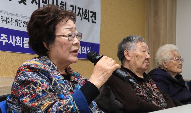 일본군 '위안부' 피해자 이용수 할머니(왼쪽)
