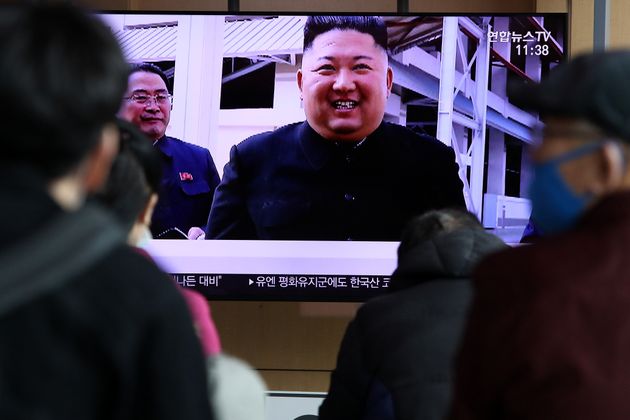 5월2일 비료공장 시찰로 20일 만에 공개석상에 모습을 드러낸 김정은 북한 국무위원장의 소식이 TV뉴스로 전해지는 모습