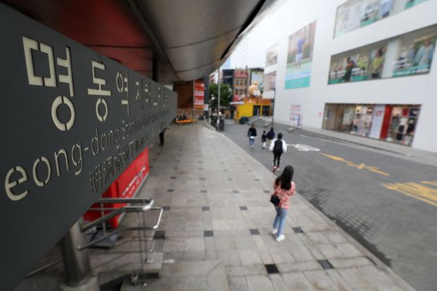 코로나19 지역사회 확산차단을 위한 '사회적 거리두기'가 '생활 속 거리두기'로 전환된 뒤 첫 주말을 맞은 10일 오후 서울 중구 명동거리가 한산한 모습을 보이고 있다.