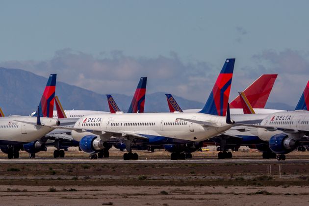여객 수요 급감으로 미국 남부 캘리포니아 물류공항에 하염없이 '주차'되어 있는 델타 항공 여객기들의 모습. 