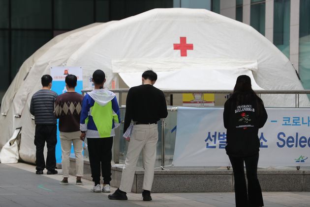 10일 오후 서울 용산구보건소에 마련된 선별진료소를 찾은 시민들이 검사를 위해 줄을 서 있다.