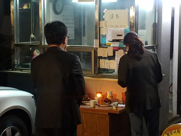 경비원 A씨의 죽음이 알려진 10일 오후 A씨가 일했던 서울 강북구의 한 아파트 단지 경비실 앞에는 작은 추모의 장이 마련됐다. 주민들이 애도의 뜻을 전하고 있다.