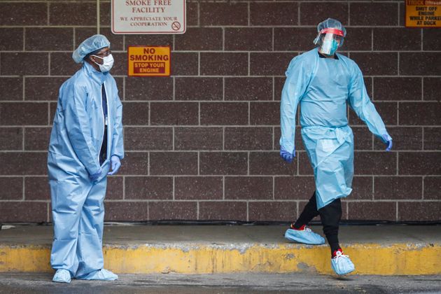 (자료사진) 미국 뉴욕 브루클린의 한 병원에 설치된 코로나19 검사소에서 보호복을 착용한 의료진들의 모습. 2020년 3월23일.