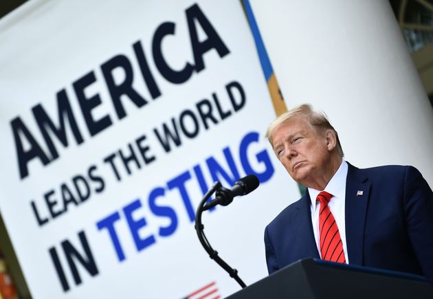 도널드 트럼프 미국 대통령은 백악관 코로나19 브리핑에서 미국의 진단검사 역량이 세계 최고 수준이라고 주장했다. 2020년 5월11일.