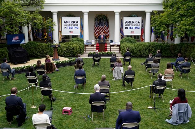 도널드 트럼프 미국 대통령이 백악관 로즈가든에서 열린 코로나19 브리핑에서 발언하고 있다. 2020년 5월11일.