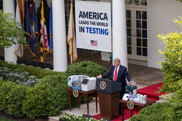 도널드 트럼프 미국 대통령이 백악관 로즈가든에서 열린 코로나19 브리핑에서 발언하고 있다. 2020년 5월11일.