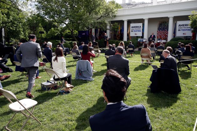 백악관 로즈가든에서 열린 코로나19 브리핑에서 기자들이 질문을 하고 있다. 2020년 5월11일.