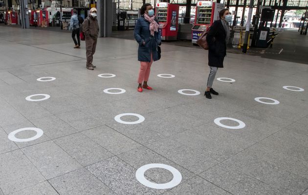5월5일 프랑스 파리 생라자르 기차역에 거리두기를 위해 바닥에 한 명씩 서 있을 곳을 표시해둔 모습
