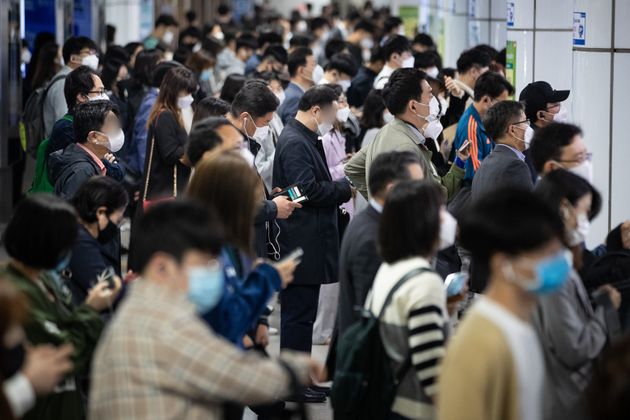 13일 서울 지하철 사당역 승강장에서 마스크를 착용한 시민들이 열차를 기다리고 있다. 서울시와 서울교통공사는 코로나19 감염위험을 줄이기 위해 '전동차 이용객 혼잡도 관리기준'을 마련, 혼잡 단계(150%이상)에서 마스크를 착용하지 않은 승객의 탑승을 제한한다.